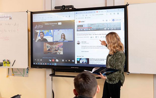 airserver hybrides klassenzimmer mit touchscreen